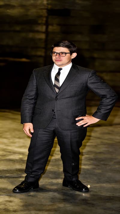 Antes - Pan cinematográfico de hombre con traje