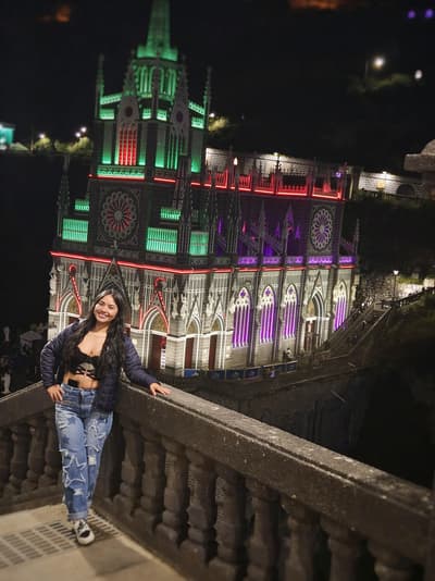 Depois - Igreja iluminada à noite