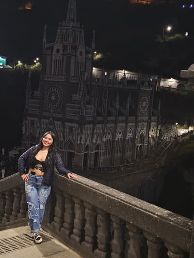 Antes - Igreja iluminada à noite