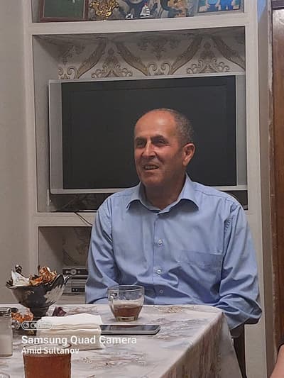 Vorher - Männer sitzen zusammen