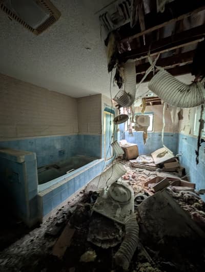 Antes - Banheiro Dilapidado Restaurado