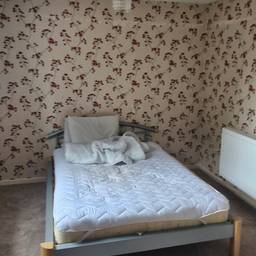 Vorher - Schlafzimmer-Neugestaltung mit Holzpaneelen