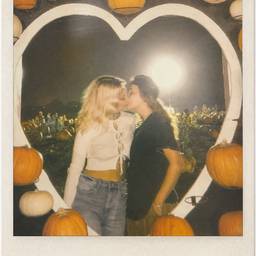 Después - Beso en el Huerto de Calabazas Estilo Polaroid