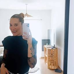 Avant - Selfie Miroir avec Bouquet