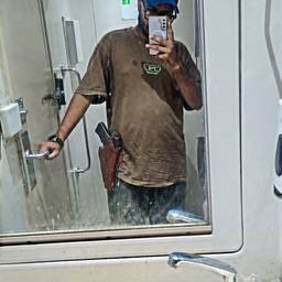 Depois - Selfie no espelho com coldre de arma