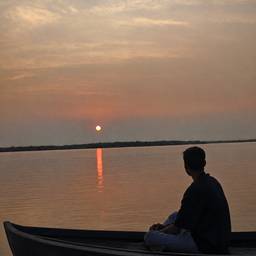 Après - Bateau solitaire au coucher du soleil