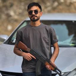 Depois - Edição de foto com AKM na mão