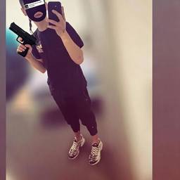 Después - Edición de selfie con pistola en la mano