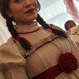 Après - Édition de costume de poupée Annabelle
