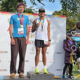 Vorher - Person zu Podiumsfoto Hinzufügen