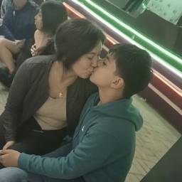 Après - Édition de photo de couple qui s'embrasse