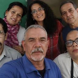 Depois - Mesclagem de Fotos de Grupo Familiar