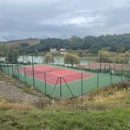 Antes - Cancha de tenis con cielo azul